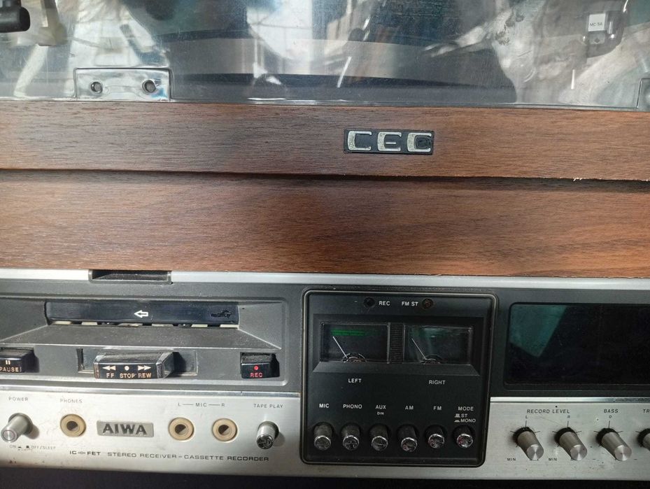 Alpleficador Aiwa e gira discos CEC