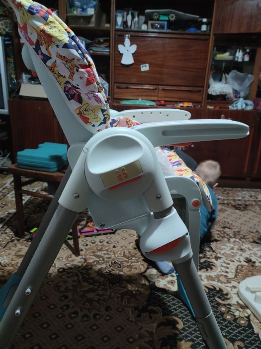 Дитяче крісло для годування