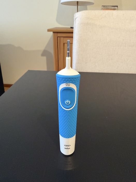 Escola elétrica azul Oral-B Vitality Pro (da Braun) com carregador original