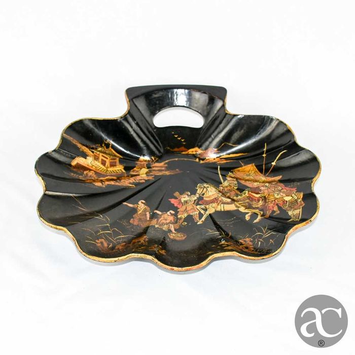 Bandeja de migalhas em forma de concha em papier mâché e laca chinesa