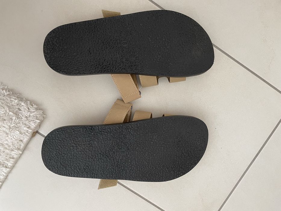 Sandalias beges com velcro