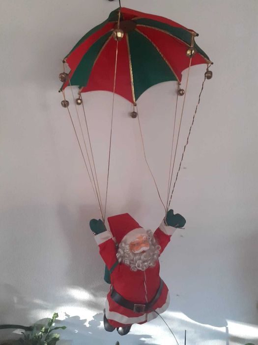 Pai Natal com guarda-chuva. 1 metro altura. Com música