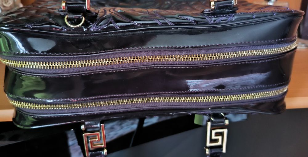 Сумка Versace, сливочного цвета, ближе к черному