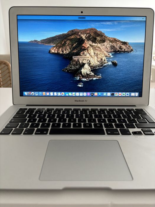 Silver MacBook Air495690643187978240