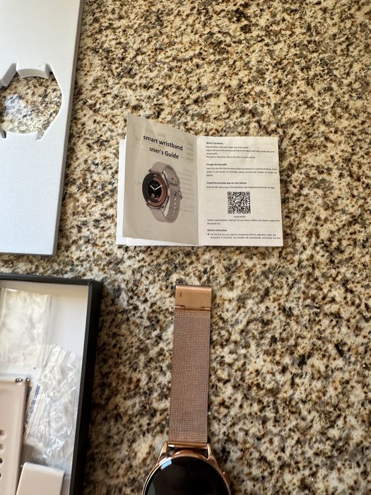 Relogio digital dourado para peças