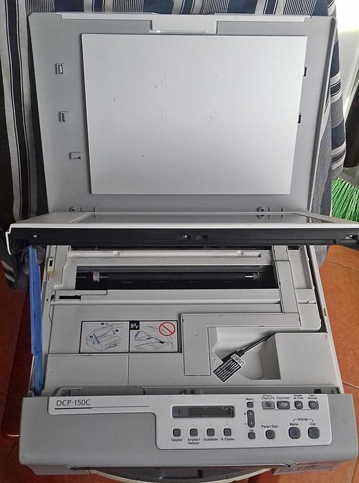 Impressora multifunções Brother e tinteiros