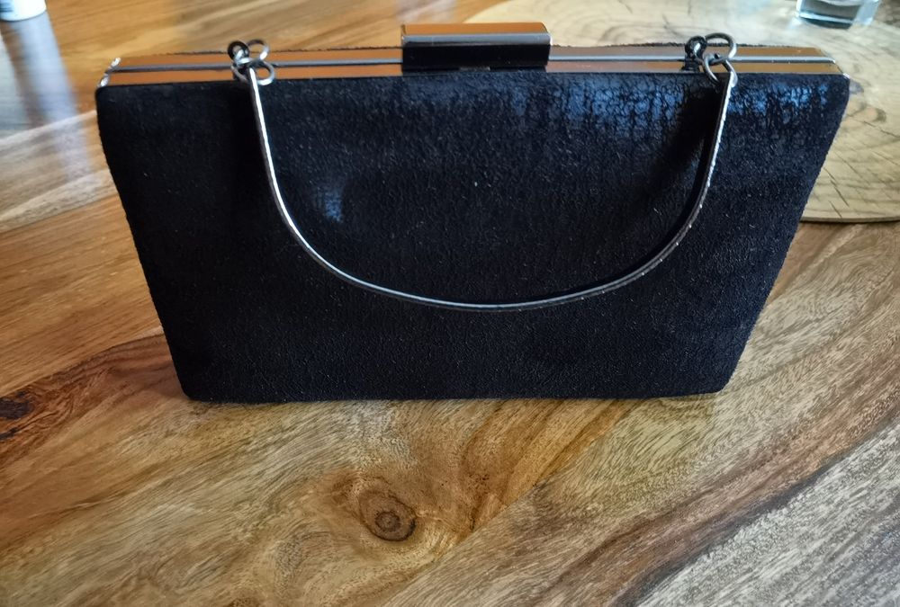 Elegancka torebka z łańcuszkiem