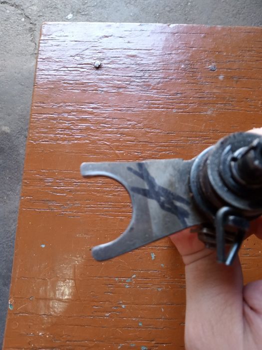 Вал переключения передач двигателя V 501 и V501M.