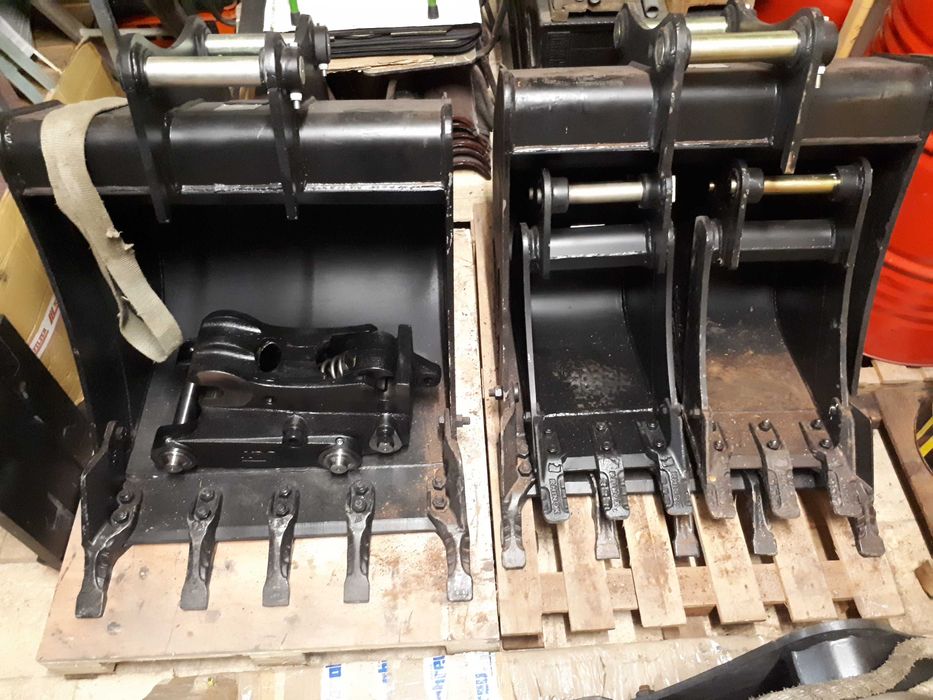 JCB - Baldes / Rippers / Engates Rápidos / Garfos / Máquinas, etc.