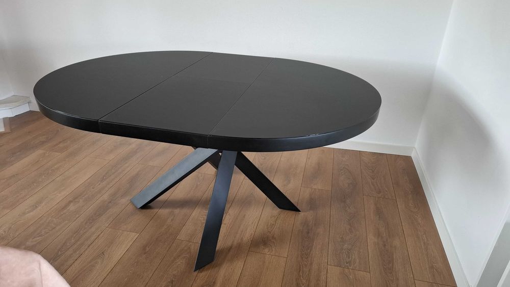 Mesa de jantar e cadeiras