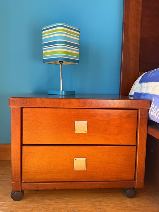 Quarto inteiro castanho madeira