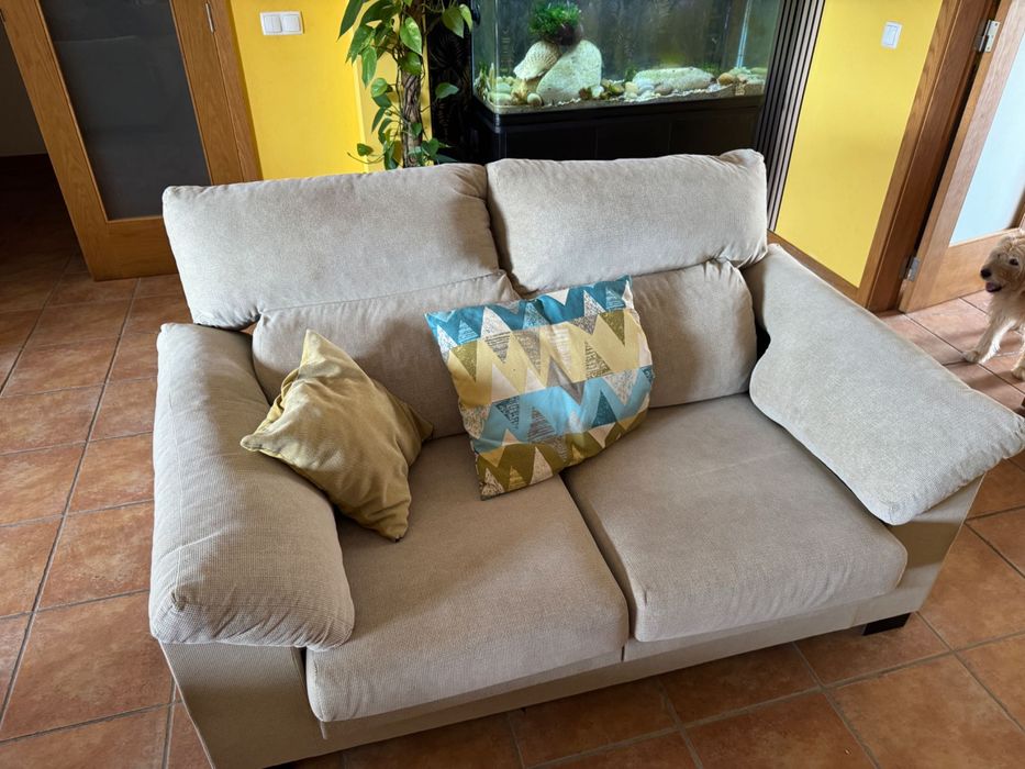 Dois sofas 1 para 3 pessoas e outro para 2
