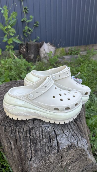 Крокси на високій платформі крокс на високій підошві молочні бежеві crocs mega crush bone w9 w8 w7 w6