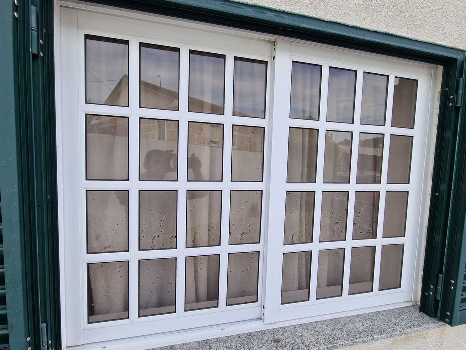 Tenho 2 Janelas e correr 146 cm x 110cm otimo estado