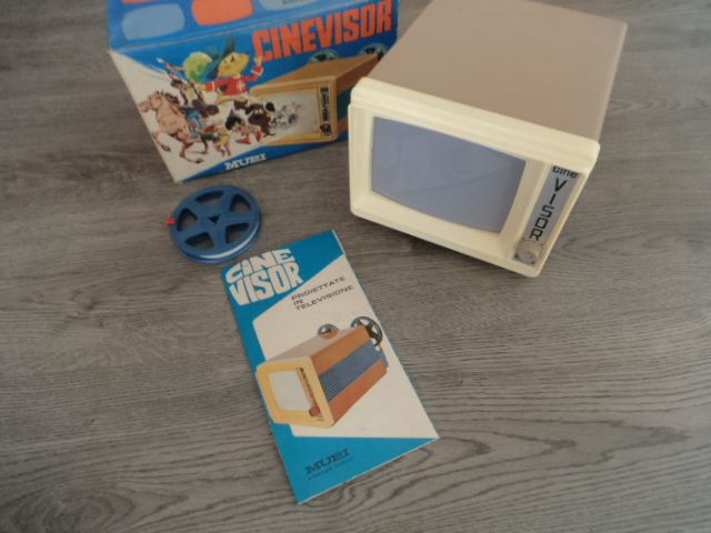 Cinevisor Mupi na caixa com imagem Hanna Barbera