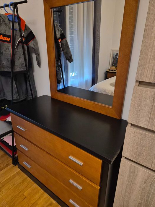Quarto completo (cama, mesa de cabeceira, cómoda com espelho)