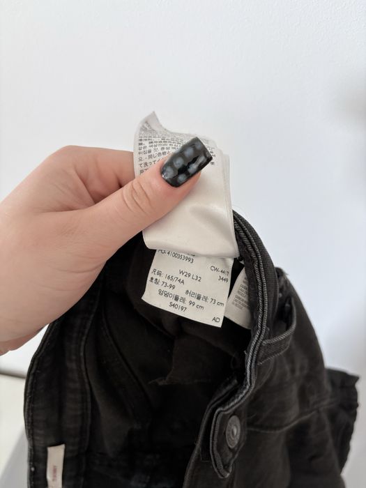 jeansy skinny levis z przetarciami M