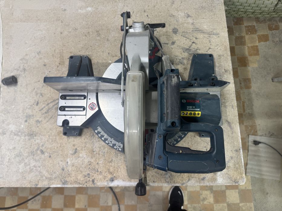 Торцовочная пила Bosch Professional GCM 12.