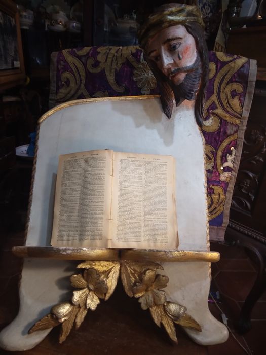 Estante litúrgica  com figura esculpido