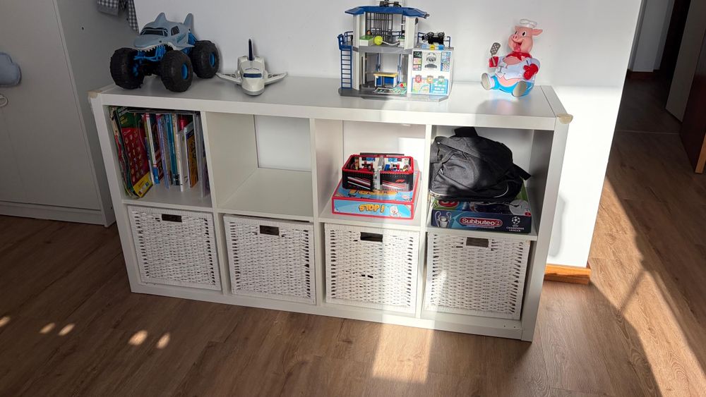 Estante Kallax do Ikea com 4 cestos do Ikea