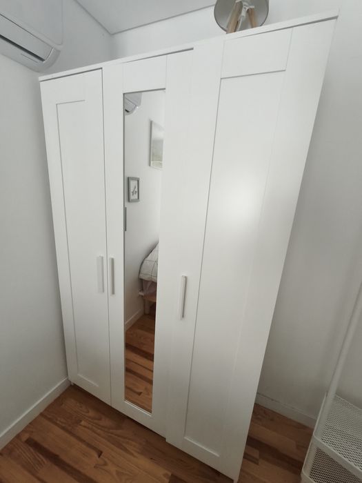Guarda-roupa branco com espelho integrado. Dimensões: 117x50x190.