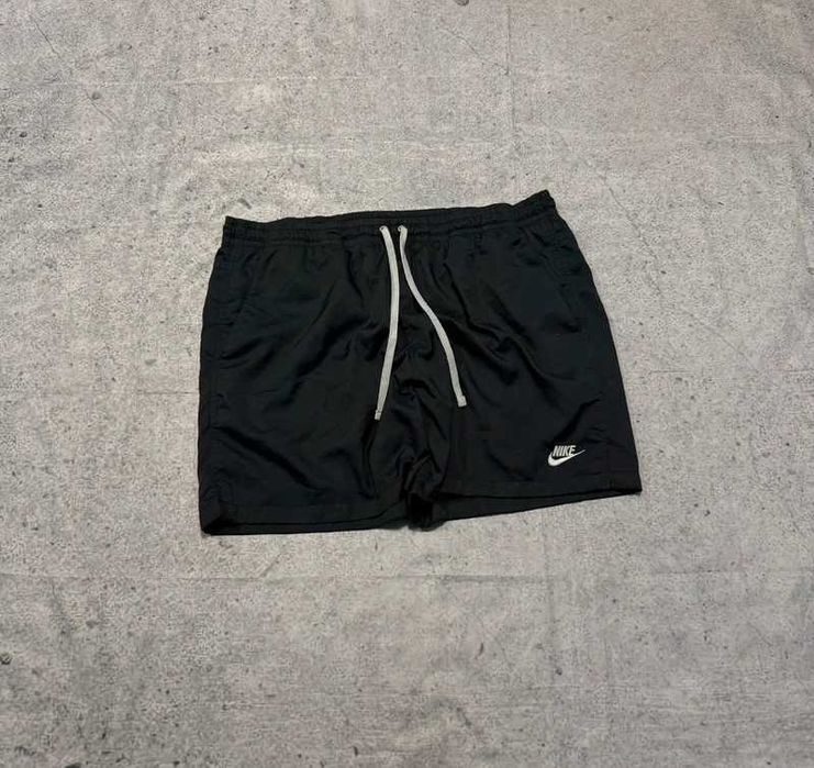 Czarne spodenki Nike z białym logo na udzie XL