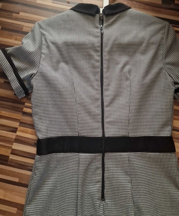 sukienka typu elegancja biznesowa