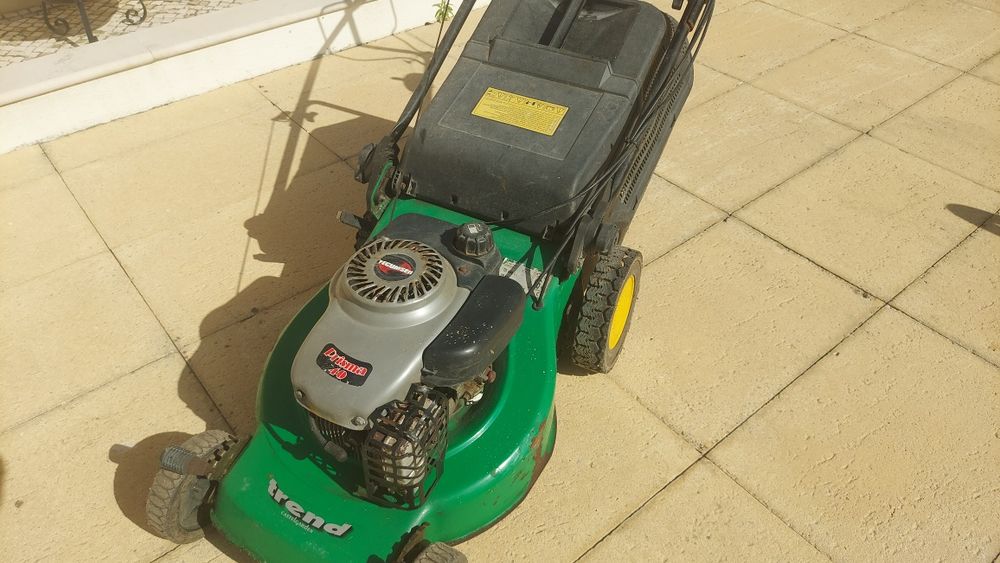 Corta relva com motor de combustão 4CV e com tracção.