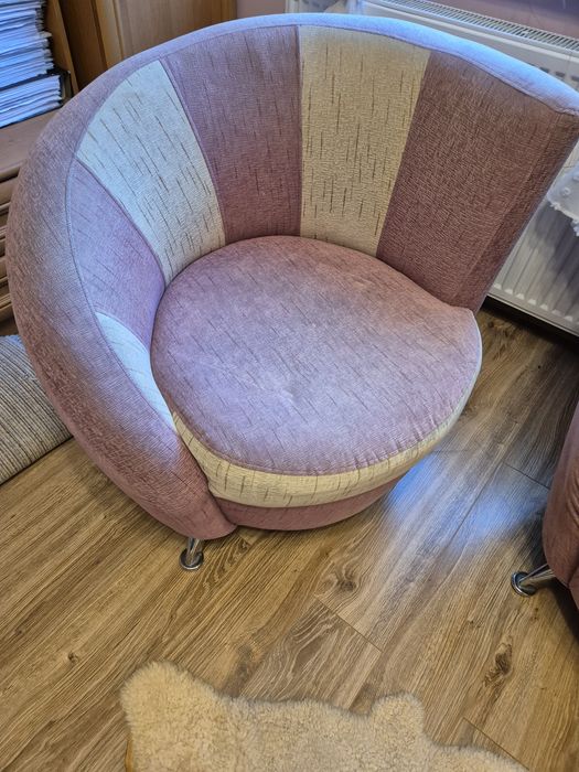 Dwa fotele w kolorze fioletowo beżowymi