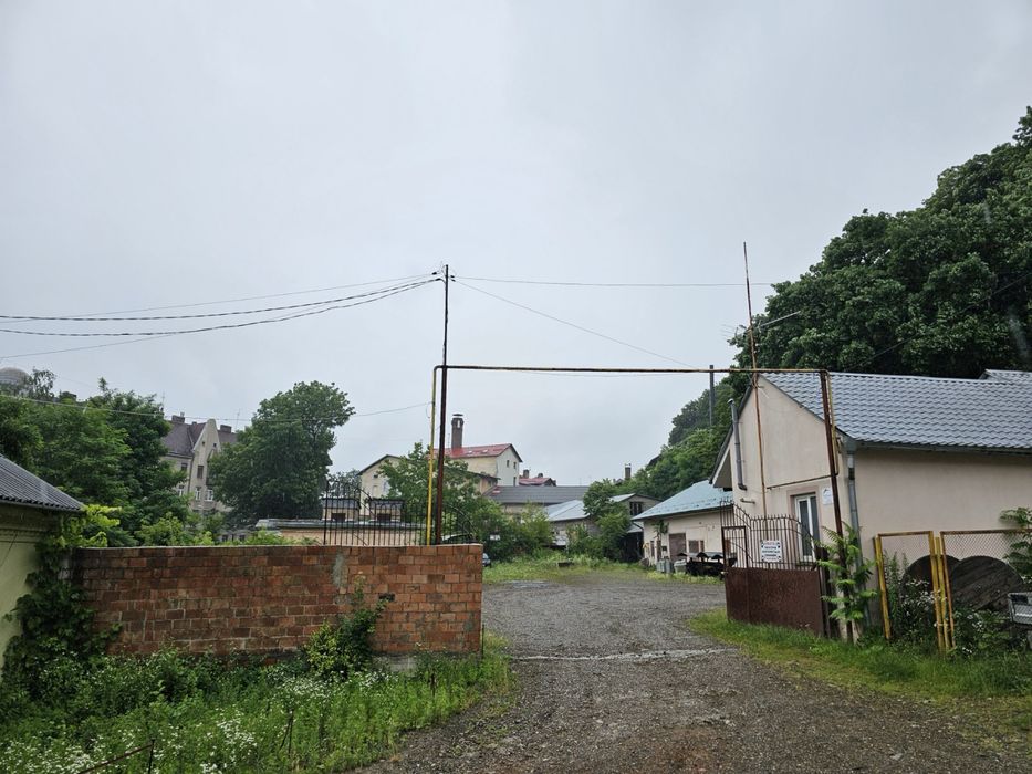 Приміщення із ділянкою в центрі міста