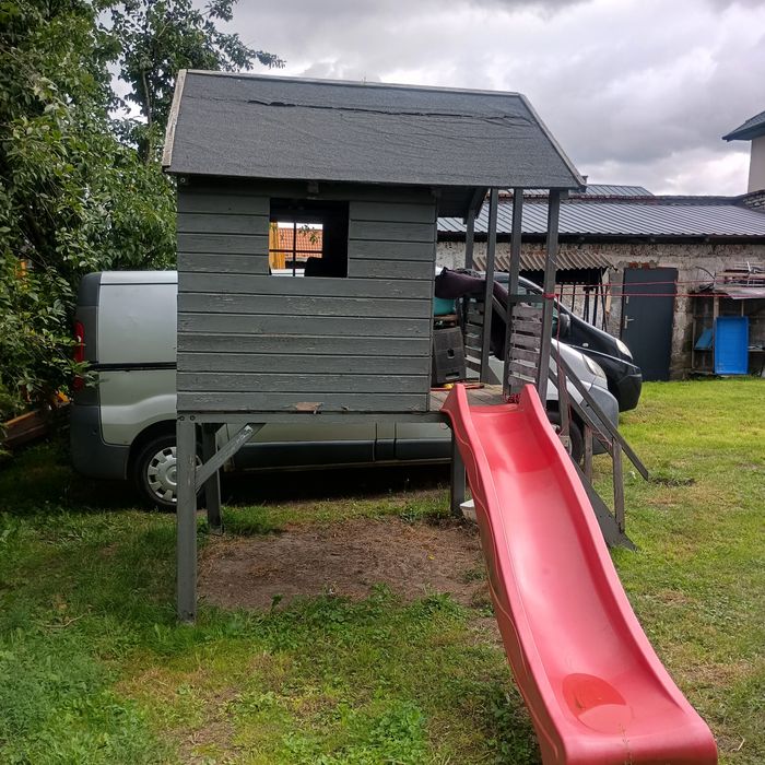 Domek dla dzieci ze zjeżdżalnią