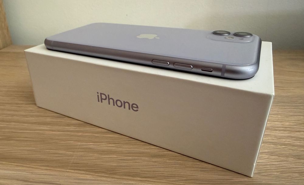 Apple iPhone 11 (64GB) - Purple