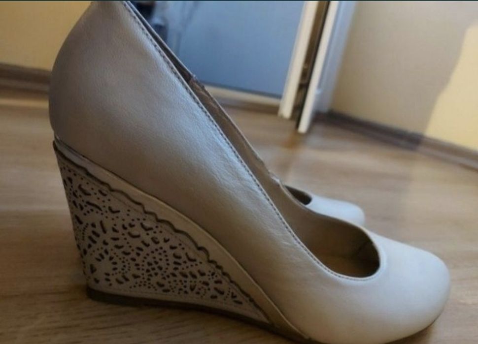 Туфлі на танкетці