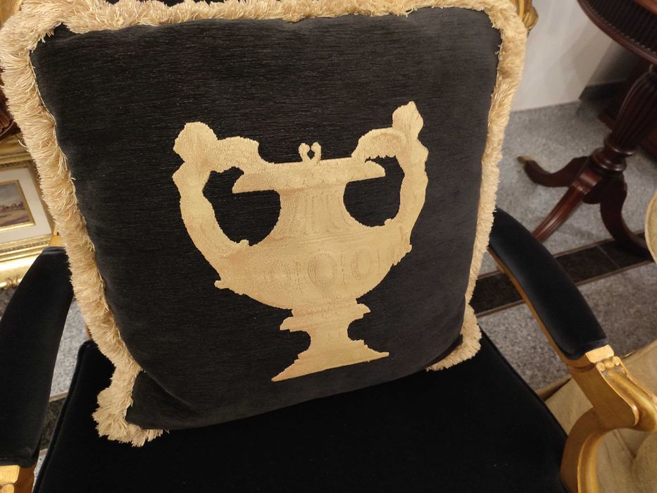 Almofada preta e dourada com franjas douradas