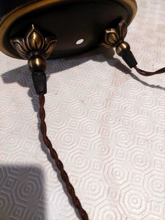 Candeeiro suspenso com abajur de pedras e miçangas