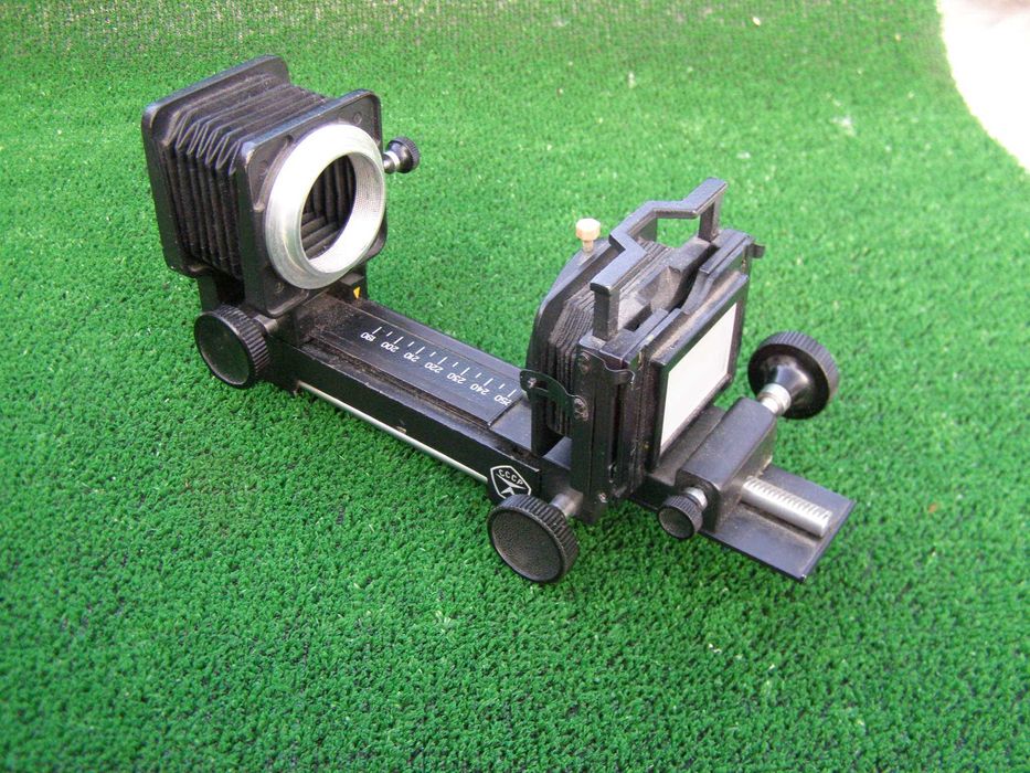 Прилад для мікрофотознімання та перезйомки слайдів