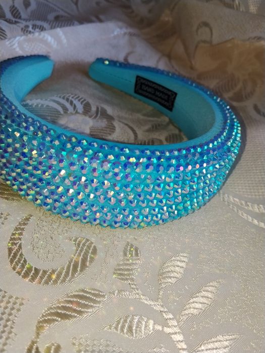 Продам обруч зі стразами блакитного кольору.