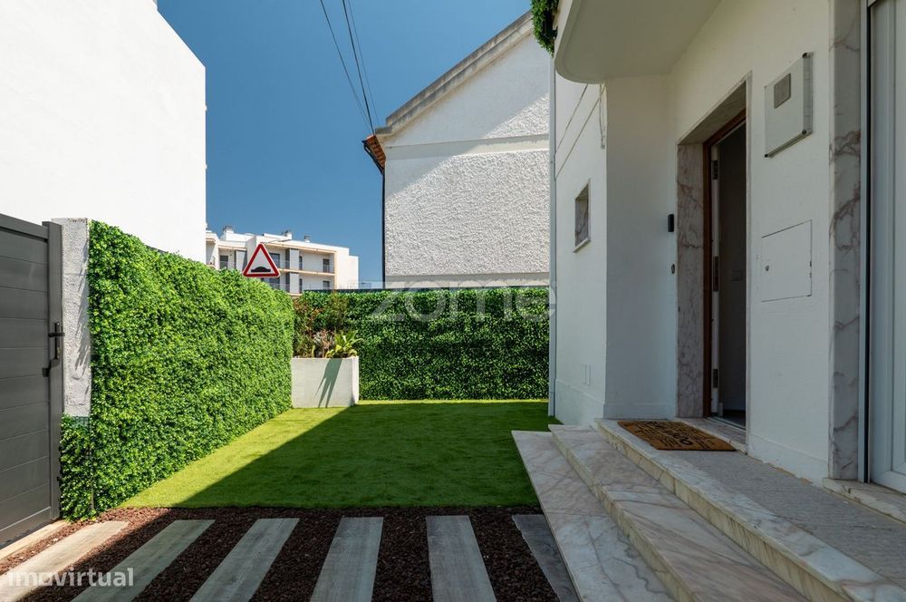 Fantástica Moradia T3+1 Remodelada com Jardim e Terraço em Benfica
