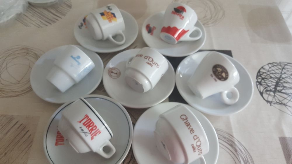 Diversas chávenas de coleção