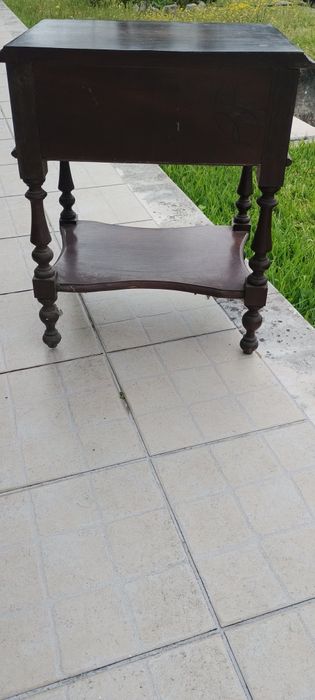 Mesinha de cabeceira com design do estilo manuelino