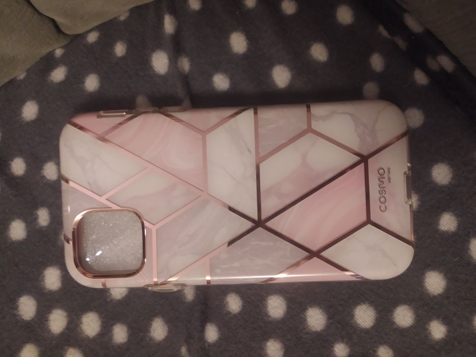 Etui na telefon.