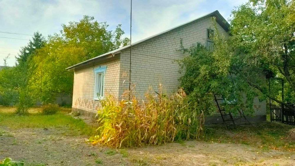 Будинок 3 кімнати.  13 соток, є газ, піч.