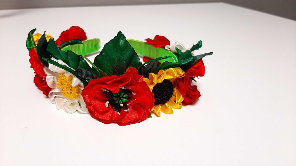 Гарний віночок з квітами на голову до свята