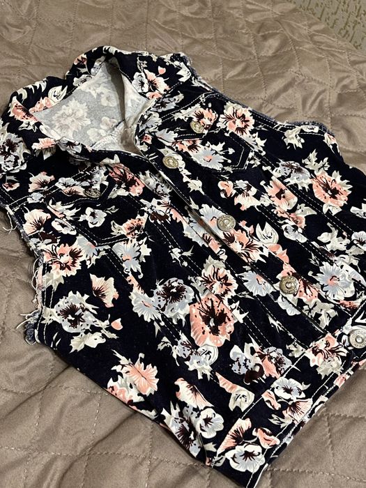 Блузки, сукні віддам безкоштовно.