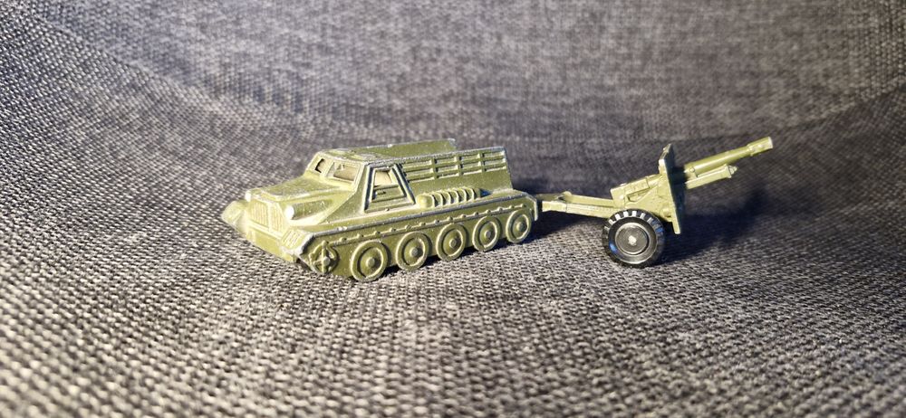 Військова іграшка СРСР — гусеничний тягач з гарматою
