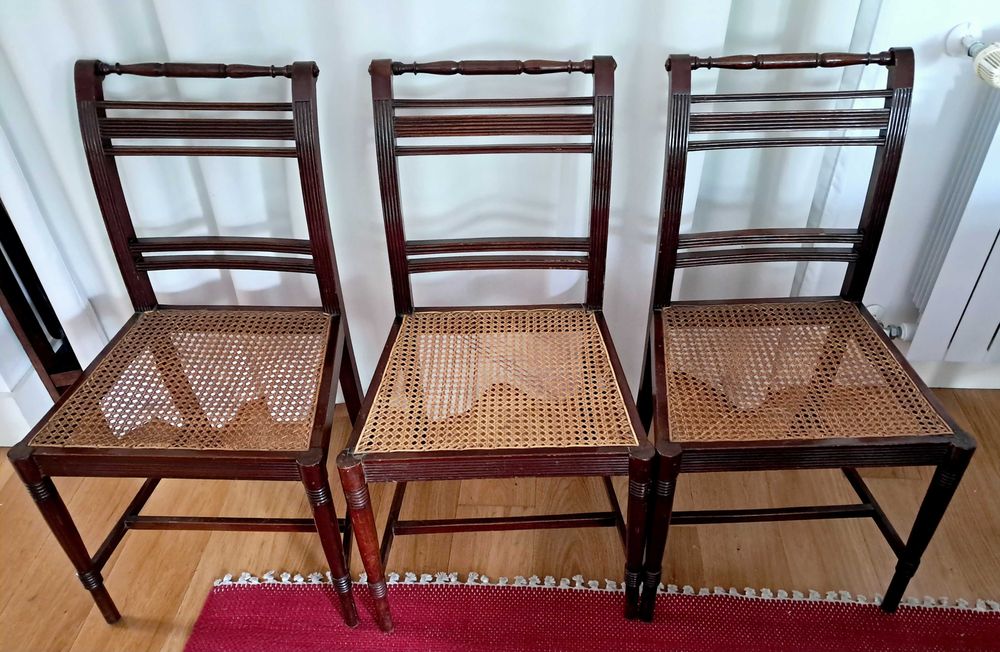 3 cadeiras de madeira trabalhada com assento de palhinha