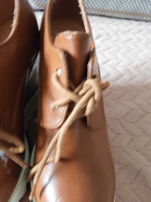 Buty na koturnie.