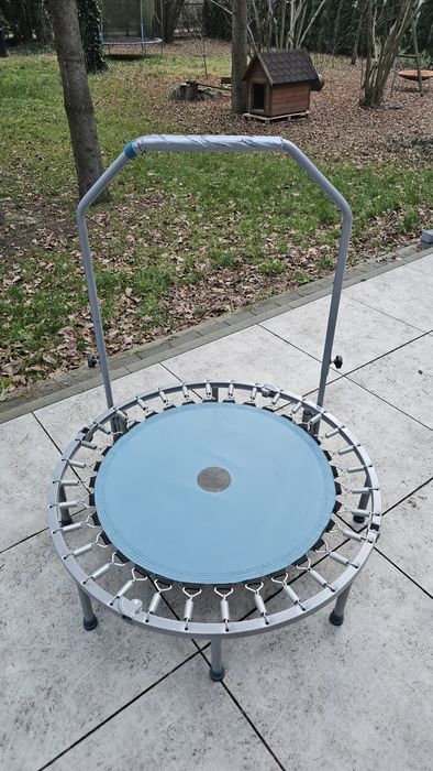 Mała trampolina z uchwytem