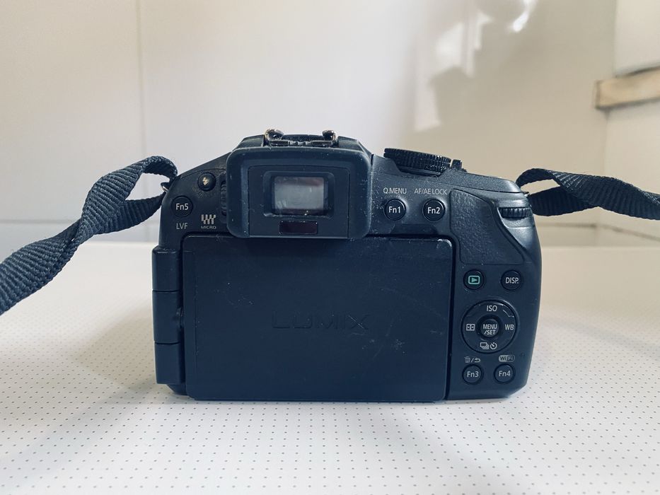 Panasonic Lumix G6 + Lente 14-42mm (Ecrã Rotativo / Wi-Fi)
