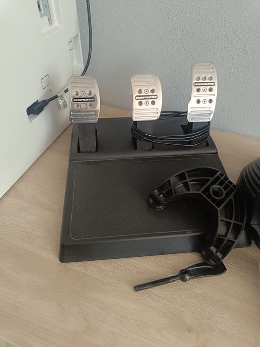 Это новый гоночный руль Thrustmaster для Xbox One и ПК: Thrustmaster TMX с обратной связью по усилию 900 °!